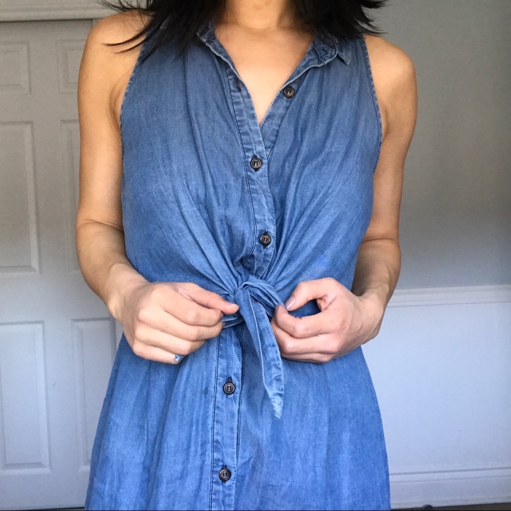 Casual Sienna Sky Button-up Jean Dress with Knot Detail. Women’s size Small.
